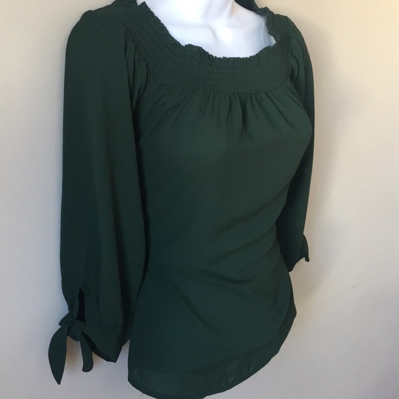 💚Gorgeous Hunter Green Blouse Top💚 - Picture 2 of 5